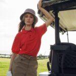女性ゴルファーとカート