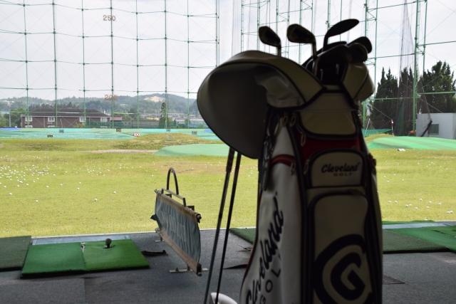 ゴルフクラブと練習場の風景